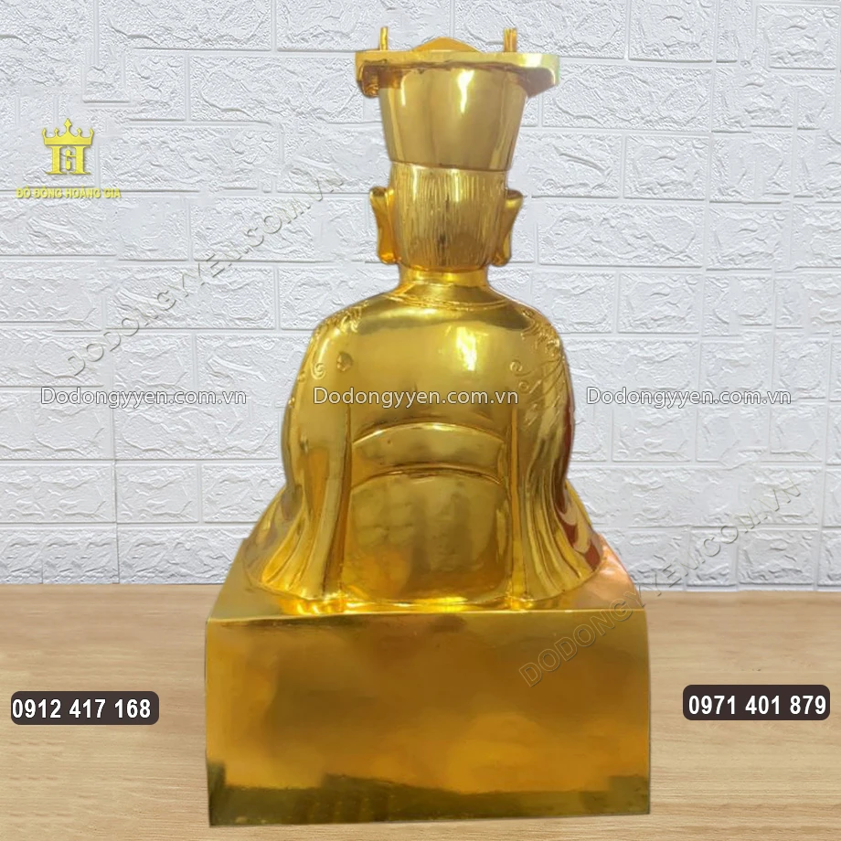 Hình ảnh phía sau của bức tượng đồng